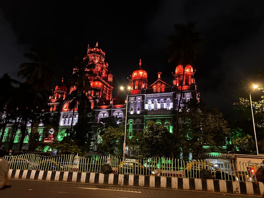 Un gran edificio iluminado con luces rojas y verdes