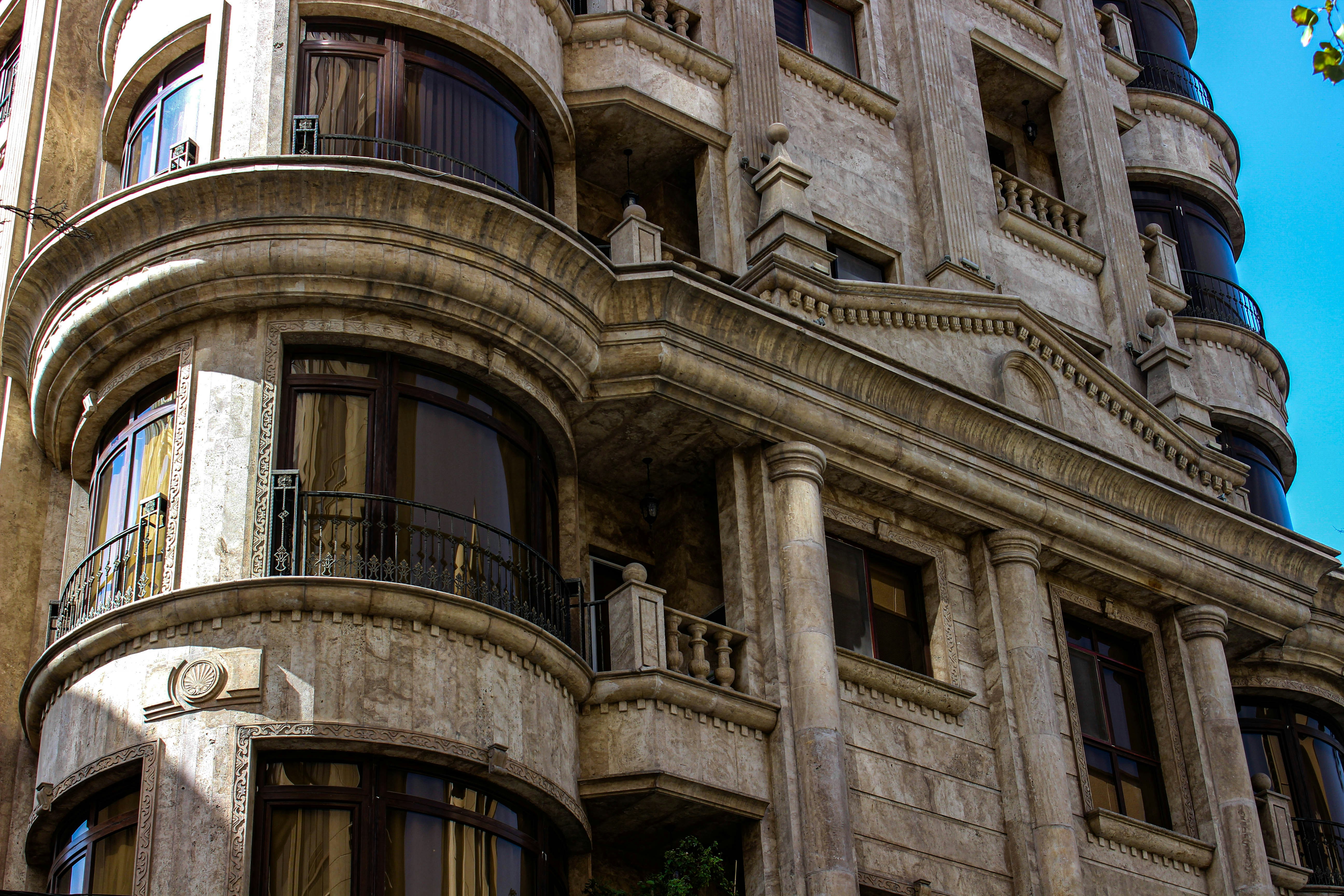 Institutional Property Advisors Brokers $44M Sale and Arranges $27.4M Financing for LA Multifamily Asset