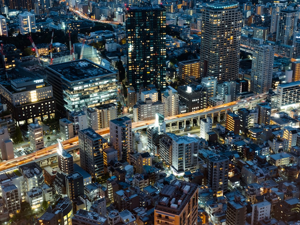 Una vista aérea de una ciudad por la noche