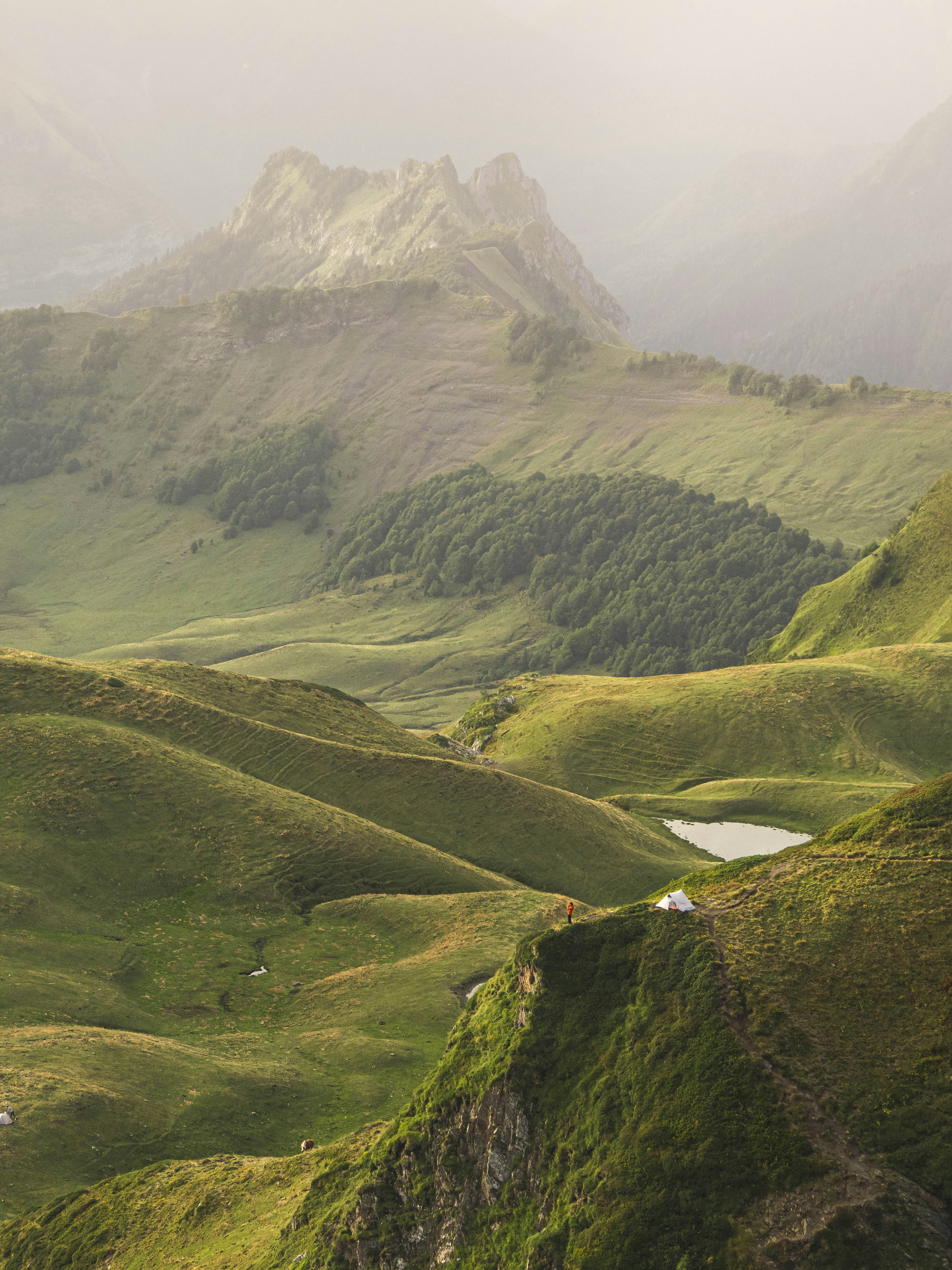 una vista di una valle con le montagne sullo sfondo
