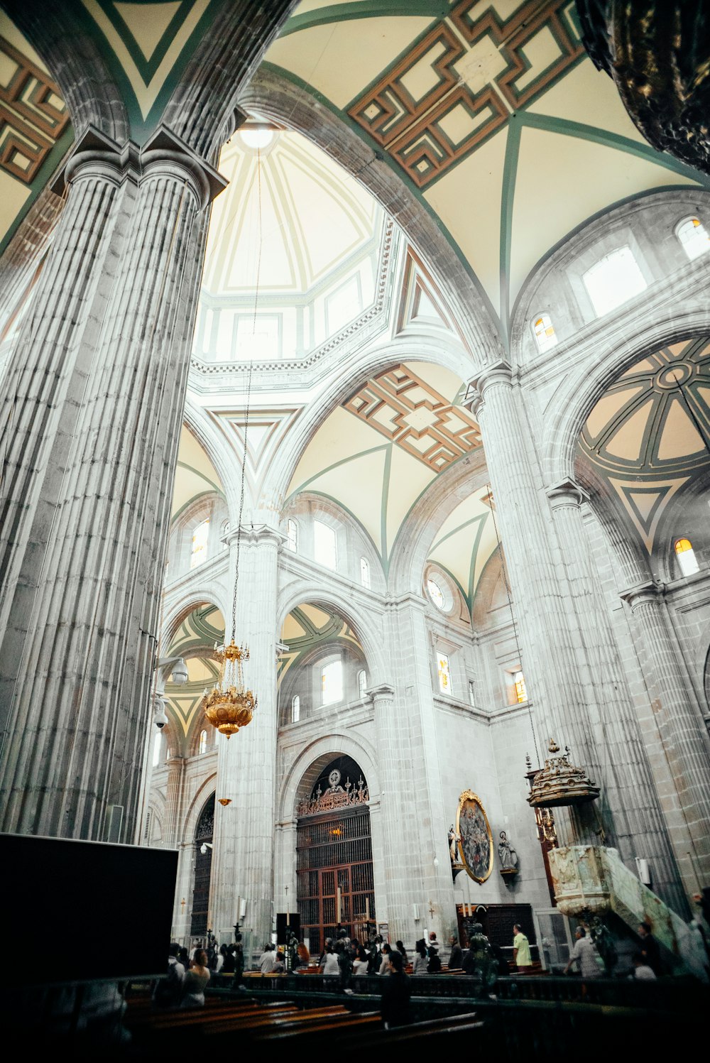 una gran catedral con columnas y un candelabro