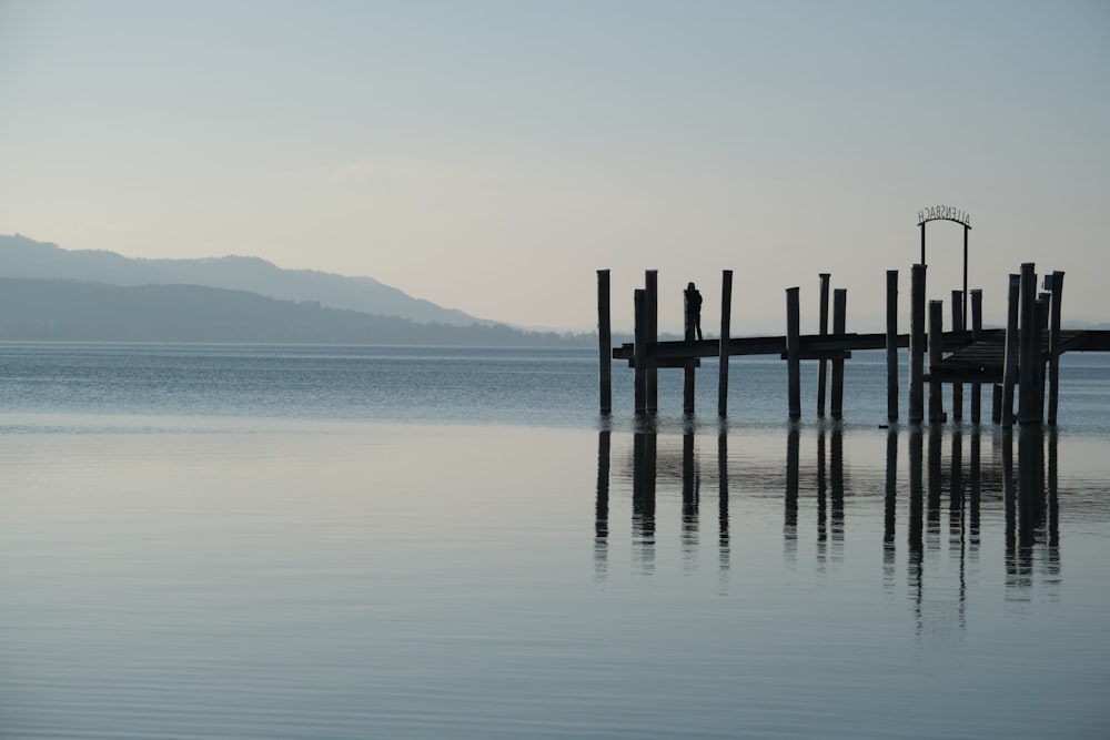 Un muelle en medio de un cuerpo de agua