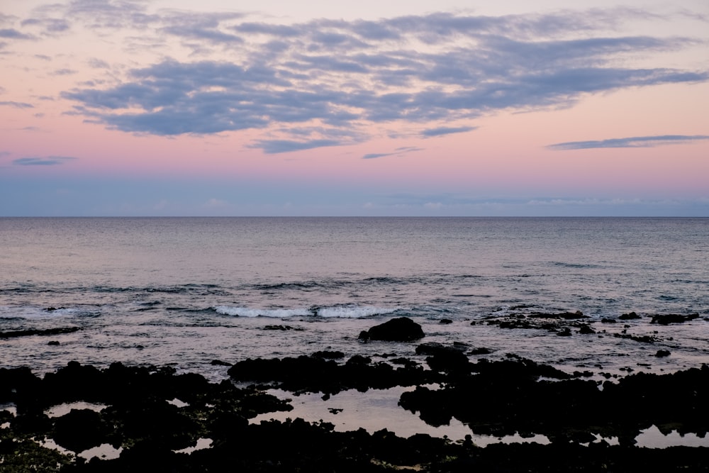 Una vista de un cuerpo de agua al atardecer