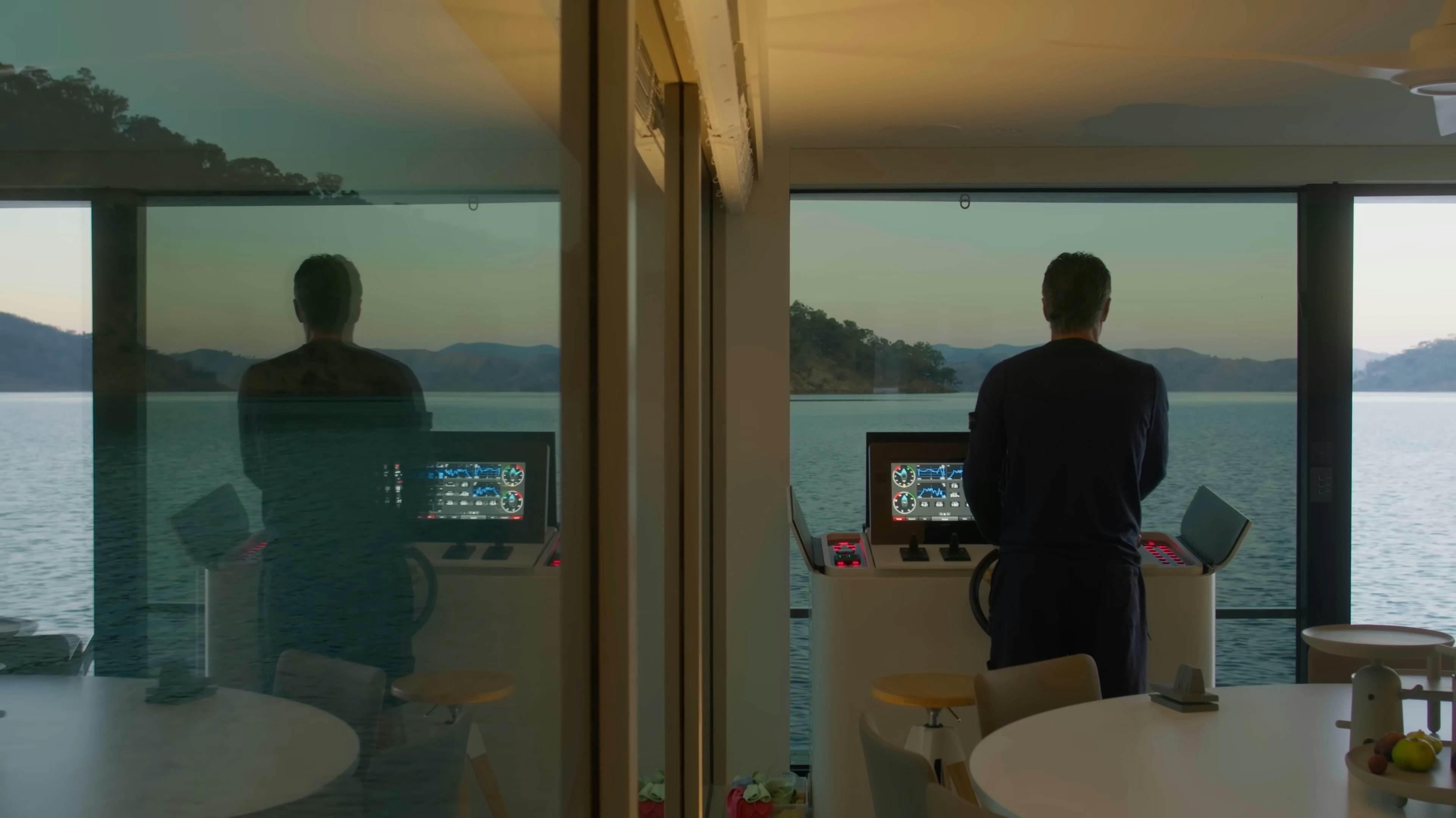 창문 앞에 서서 물줄기를 바라보는 남자