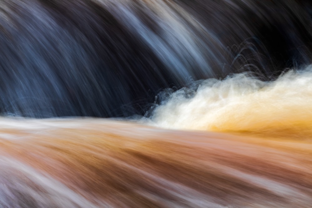 une photo floue d’un ruisseau d’eau