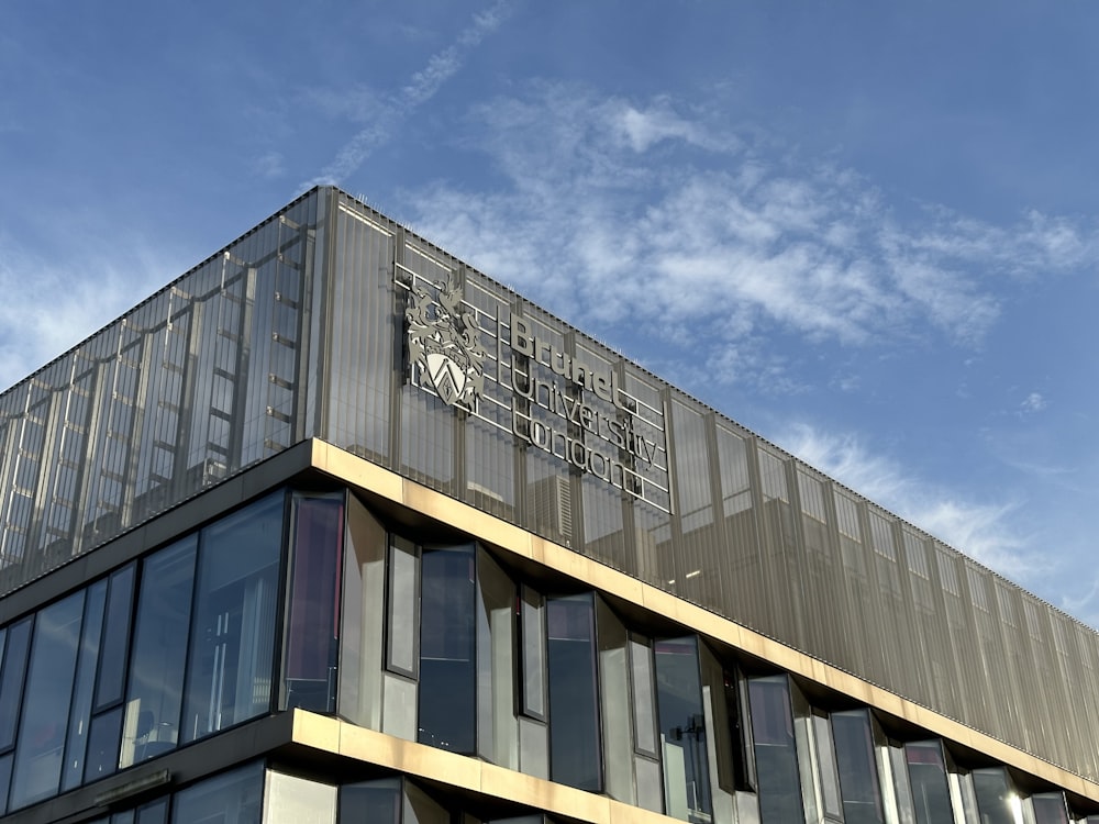 un grand bâtiment avec une horloge sur le dessus