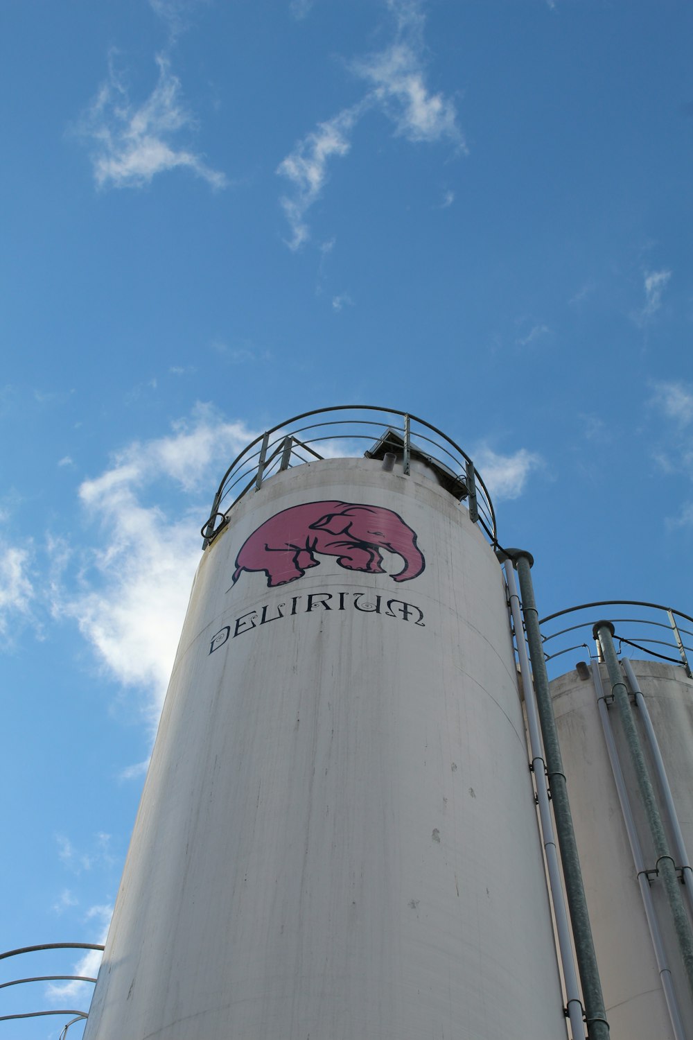 un grand silo blanc avec un cochon sur le côté