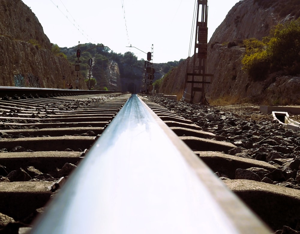 Una vista de una vía de tren desde el final de la vía