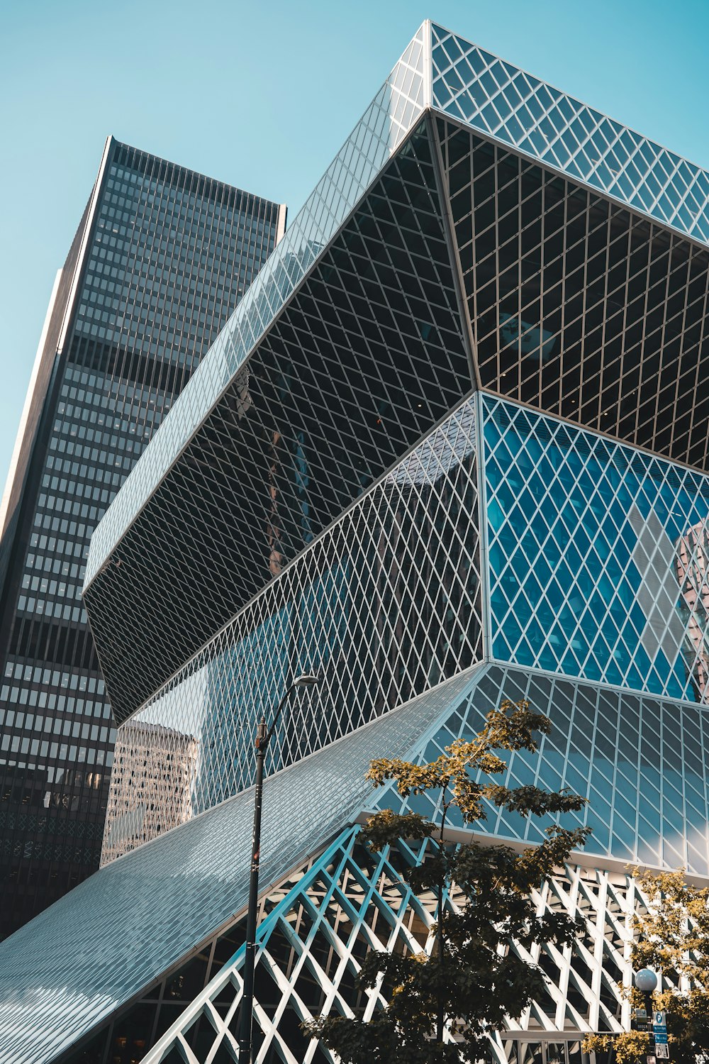 Un très grand bâtiment avec beaucoup de fenêtres