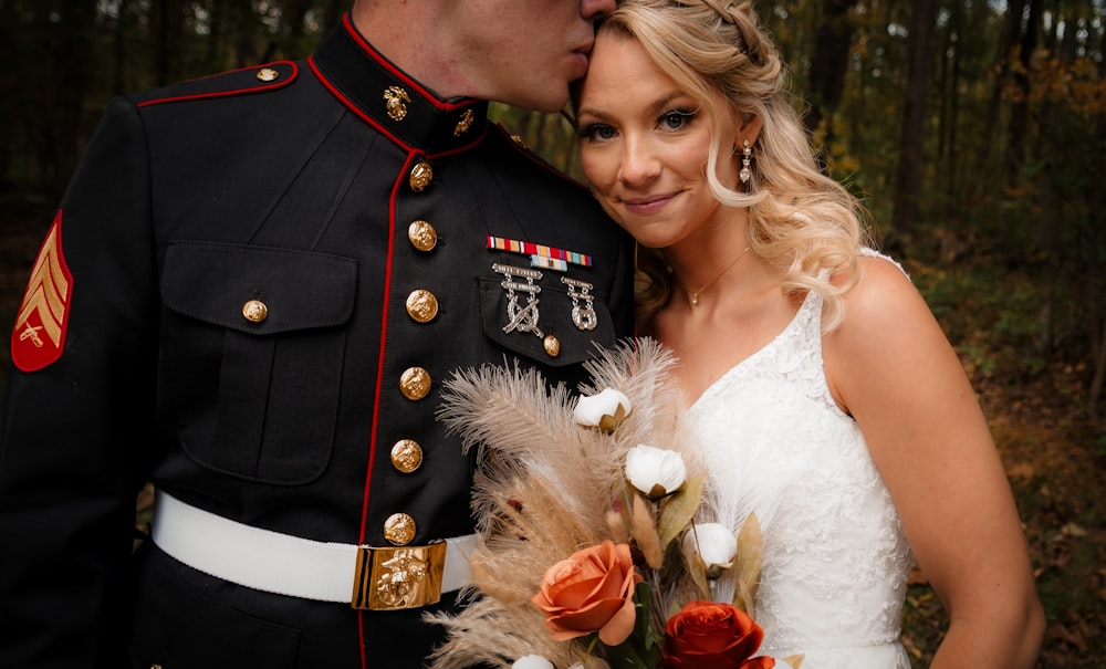 un uomo in uniforme militare e una donna in abito da sposa