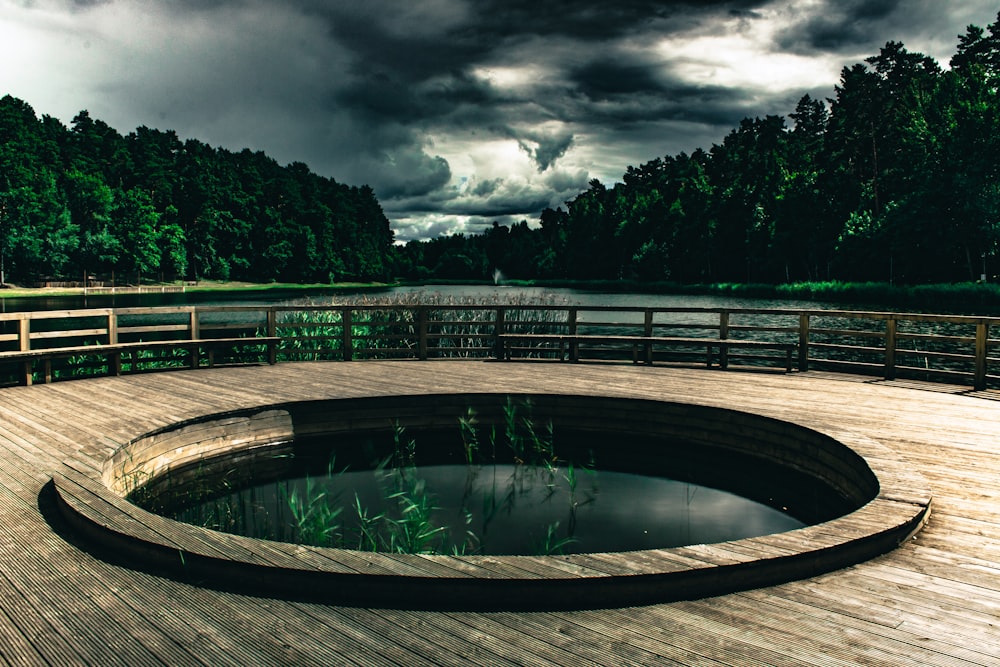 un quai en bois avec un bain à remous au milieu de celui-ci