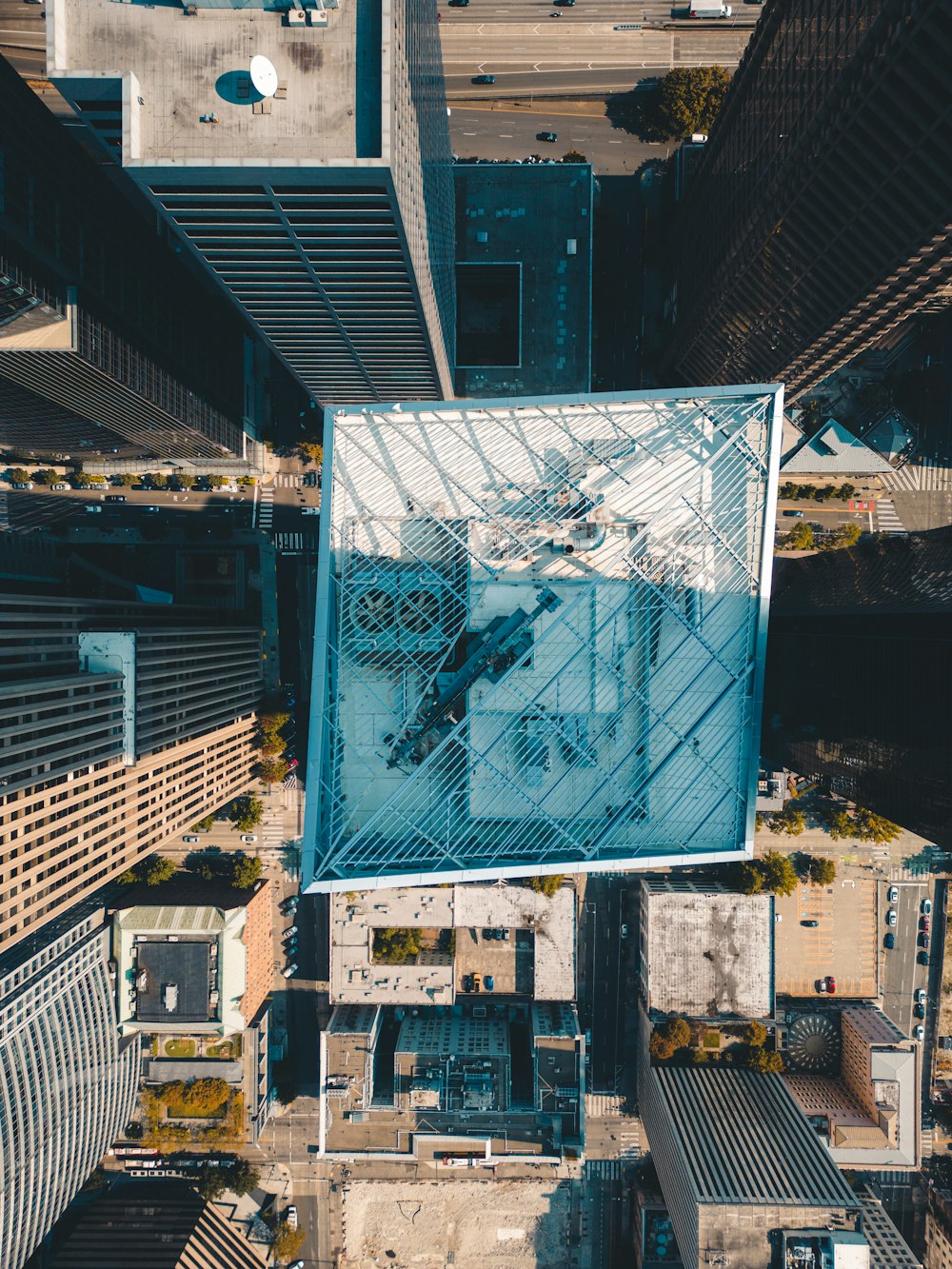 una vista aerea di un edificio in una città