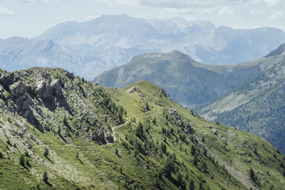 Blick auf eine Bergkette von der Spitze eines Hügels