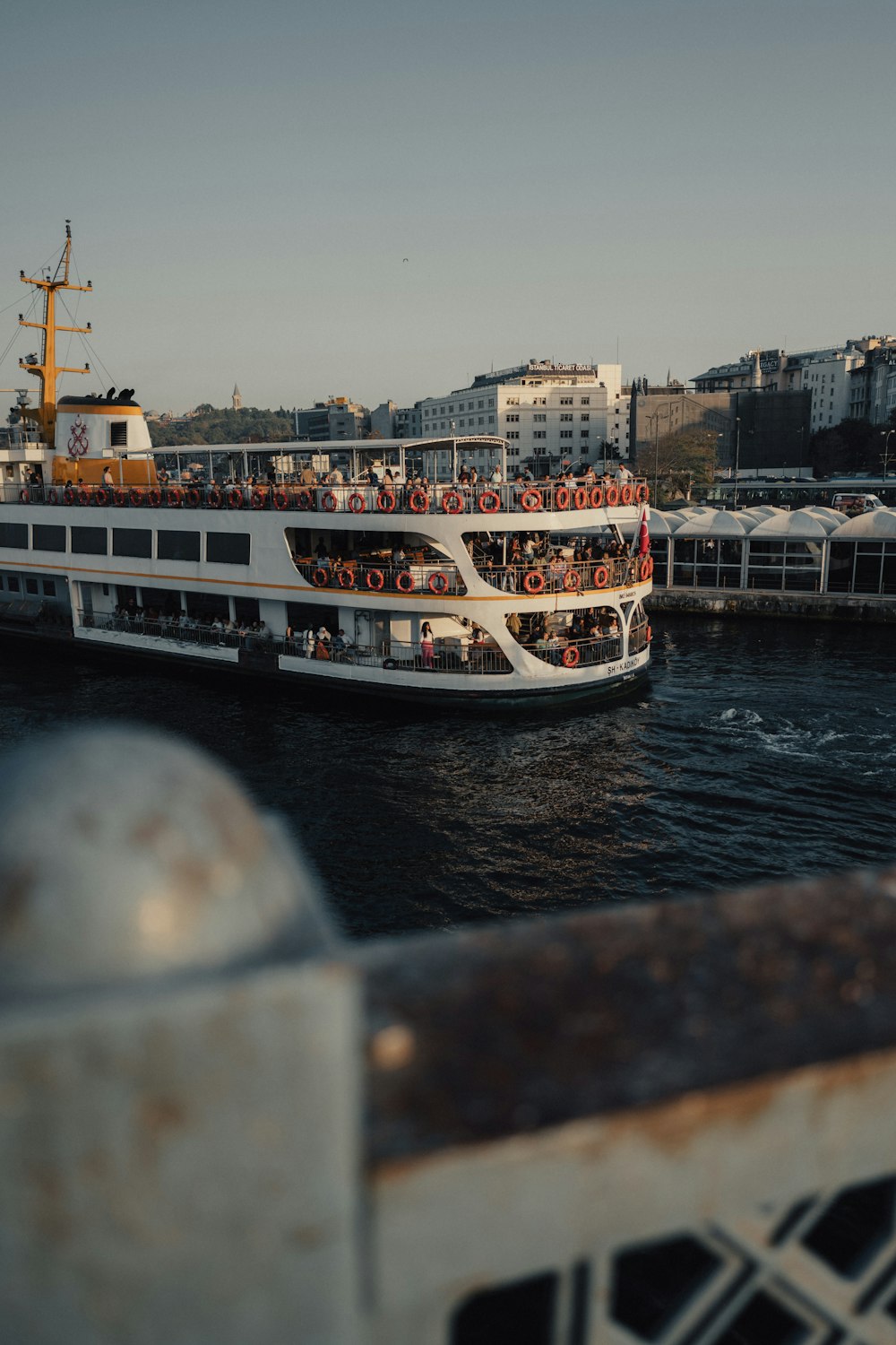 Un grand bateau blanc dans un plan d’eau