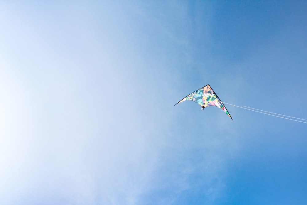 una cometa volando alto en el cielo azul