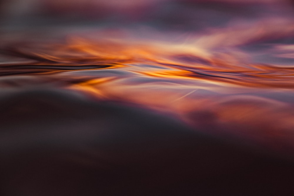 una foto borrosa de agua con un fondo borroso