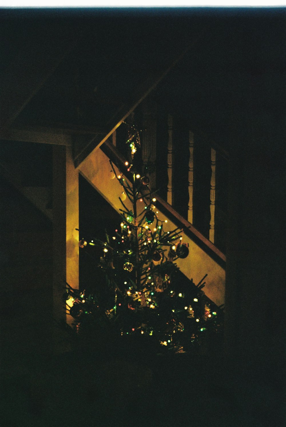 Un albero di Natale illuminato in una stanza buia