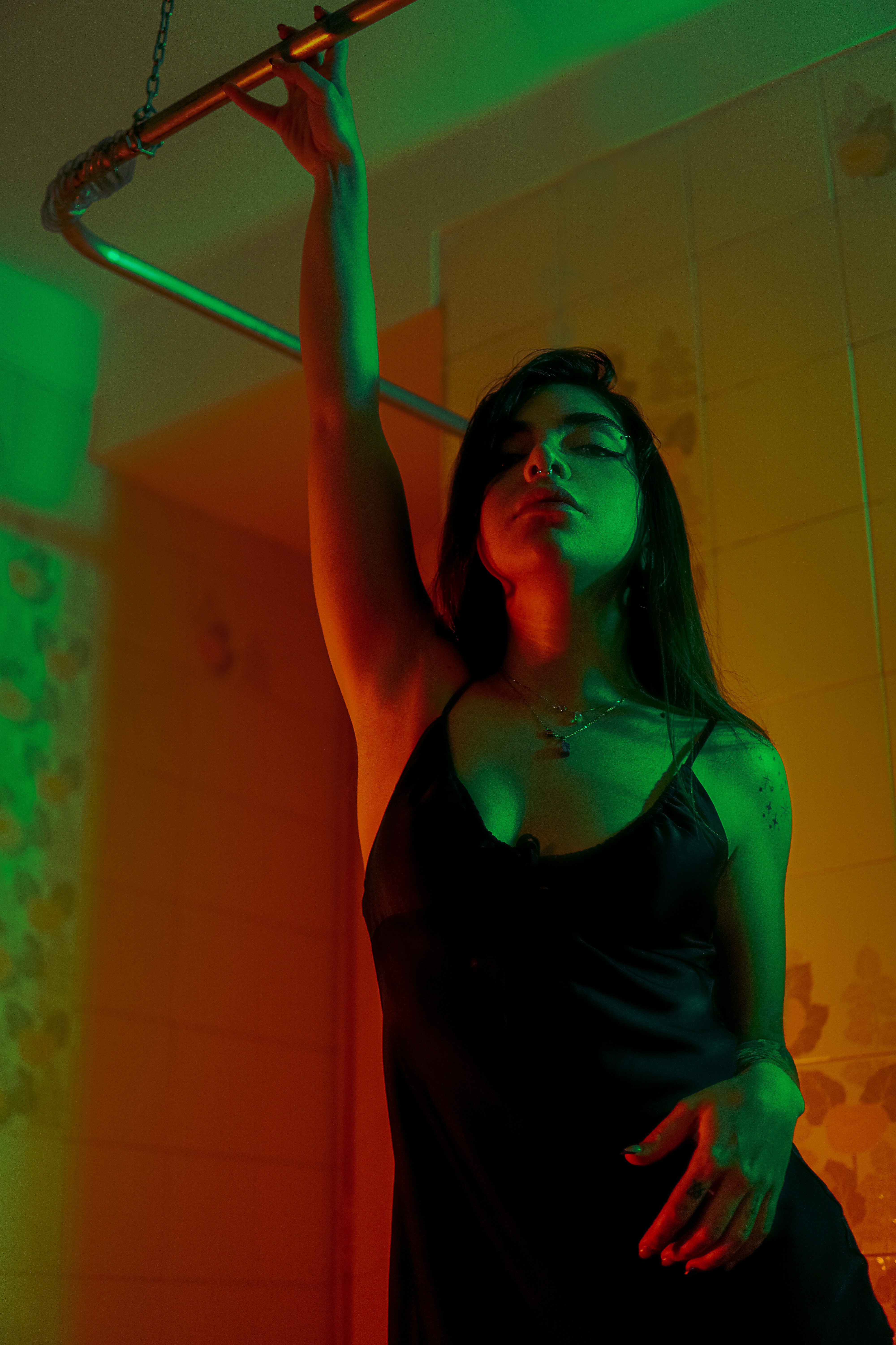 Eine Frau in einem schwarzen Kleid hält eine Stange in der Hand