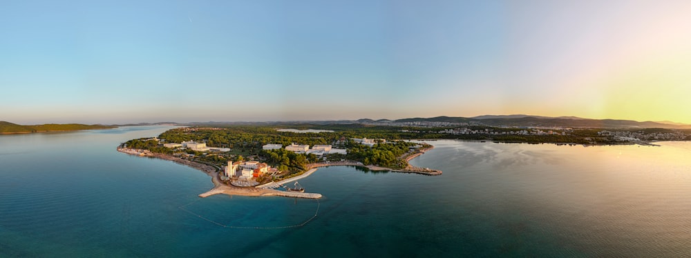 Une vue aérienne d’une petite île au milieu de l’océan