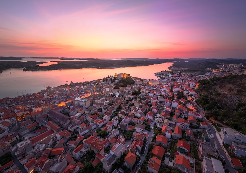 Eine Luftaufnahme einer Stadt bei Sonnenuntergang