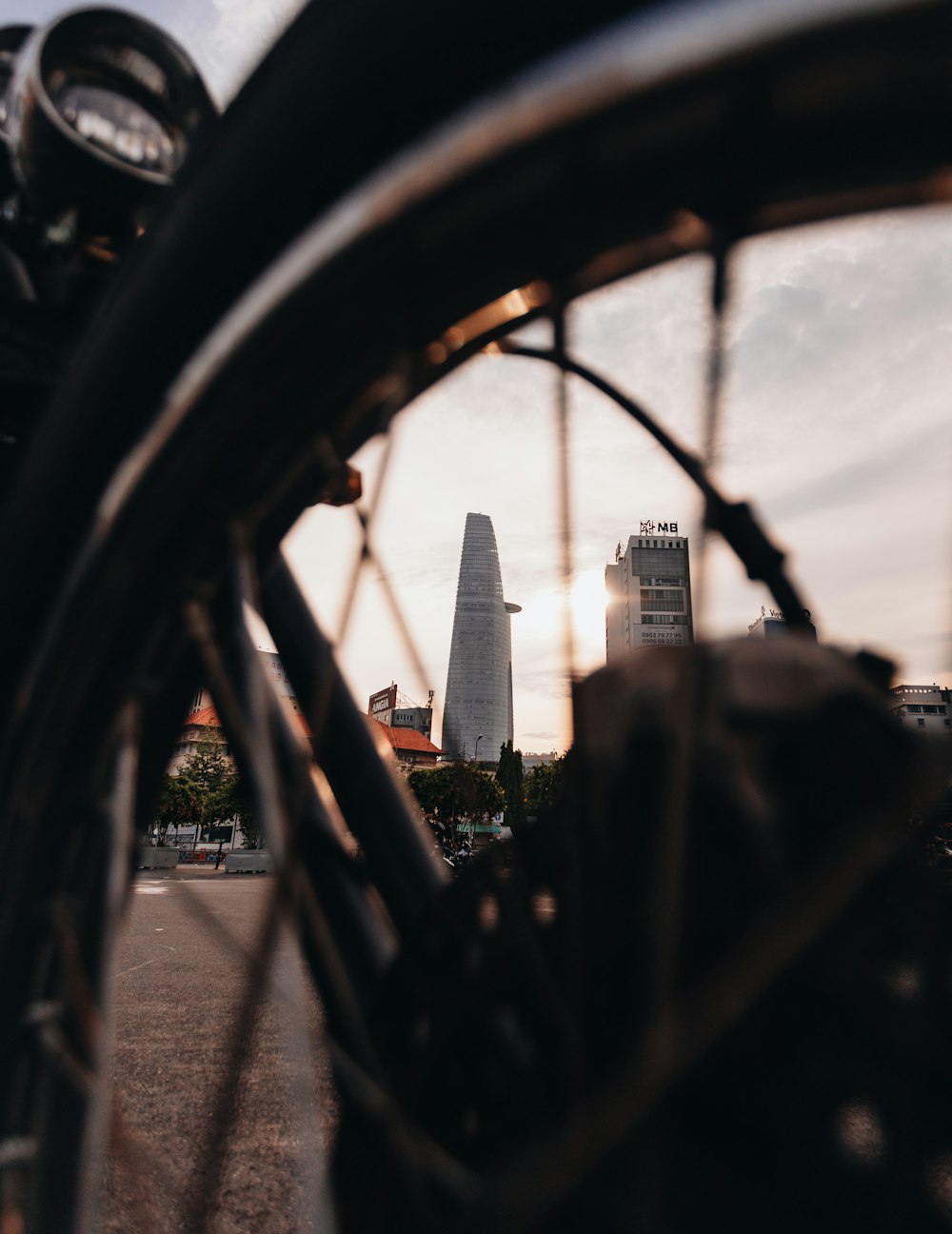 Una veduta di una città da dietro una bicicletta