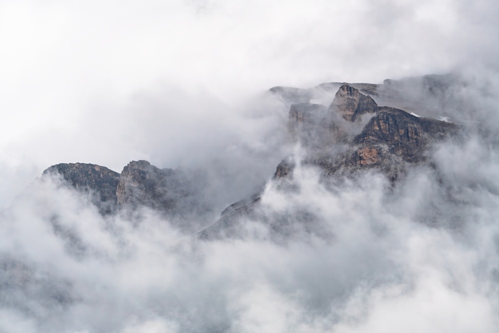 ein Berg, der an einem bewölkten Tag in Nebel und Wolken gehüllt ist