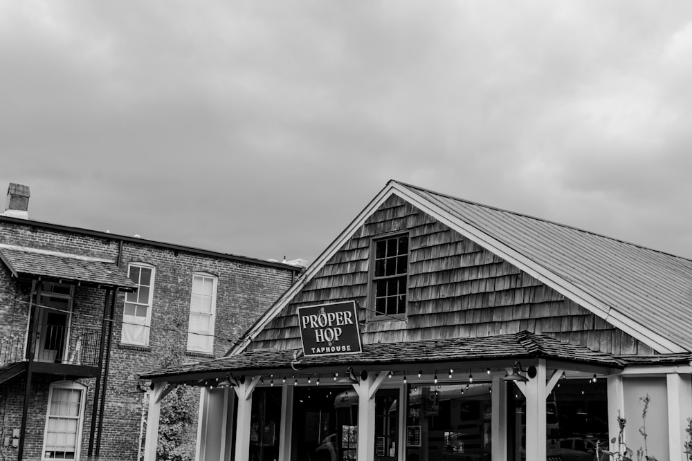 Una foto en blanco y negro de un restaurante