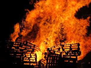 a bunch of fire burning in the dark