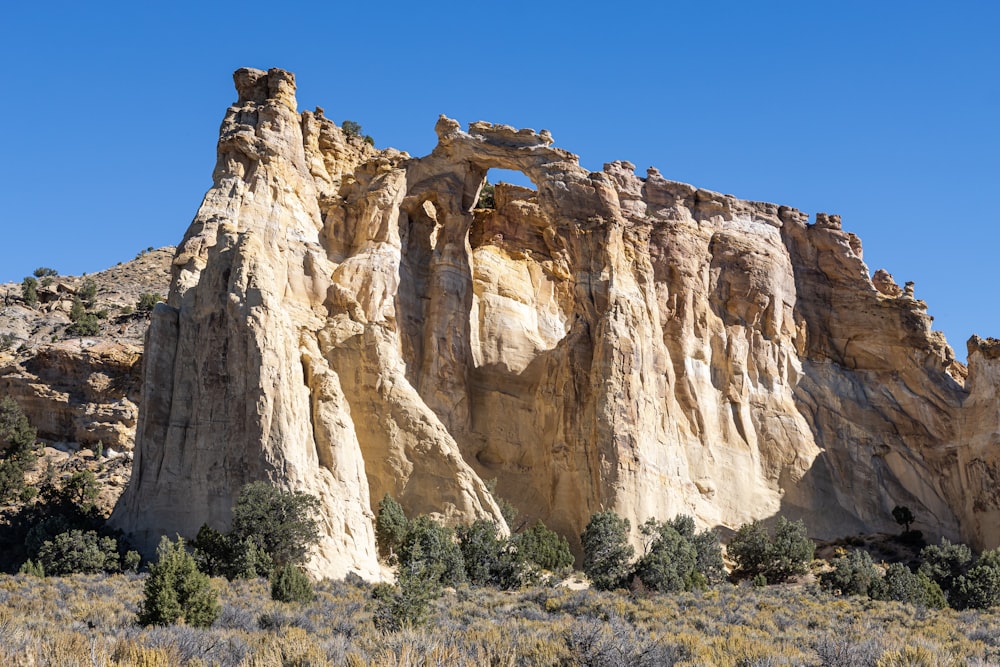 una gran formación rocosa en medio de un desierto