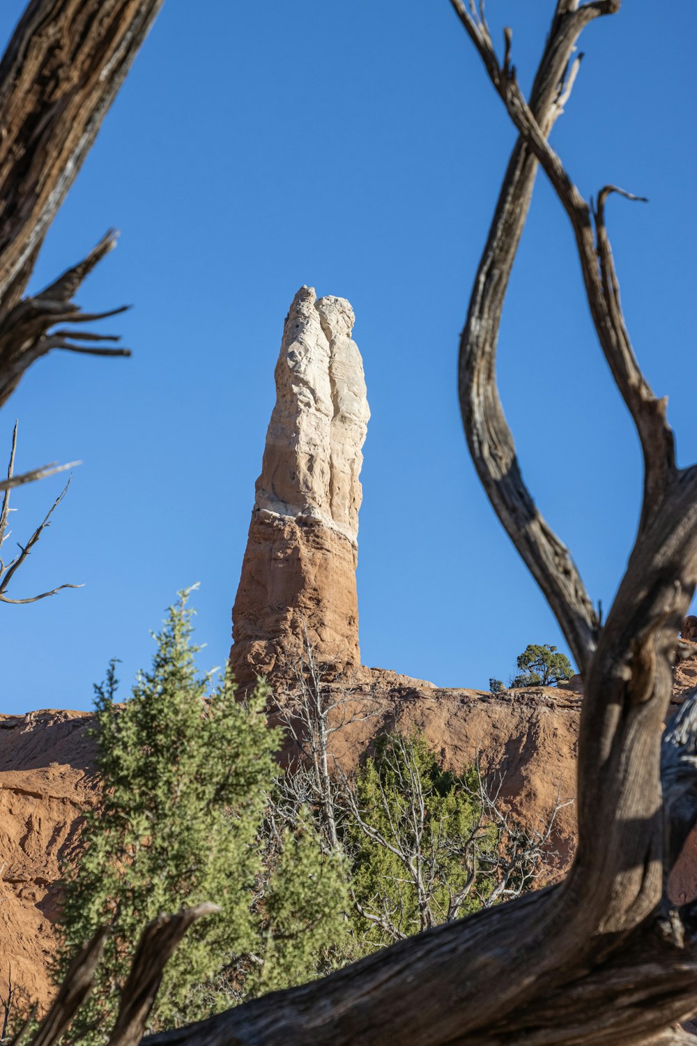 una gran formación rocosa en medio de un desierto