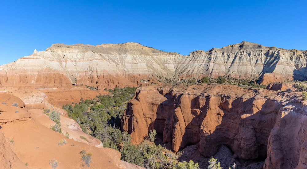 Una vista de un cañón en el desierto