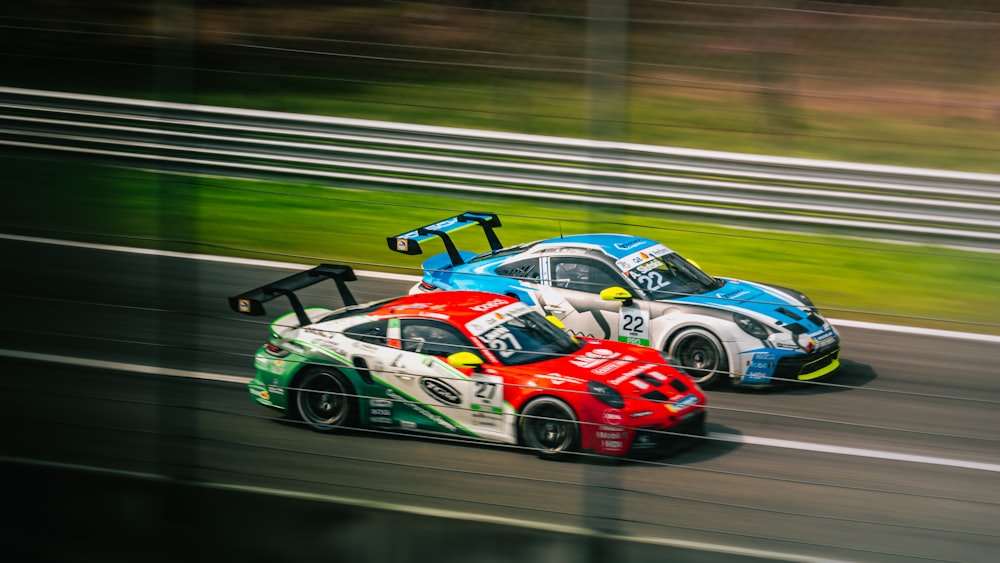 Dos coches de carreras que compiten en una pista de carreras