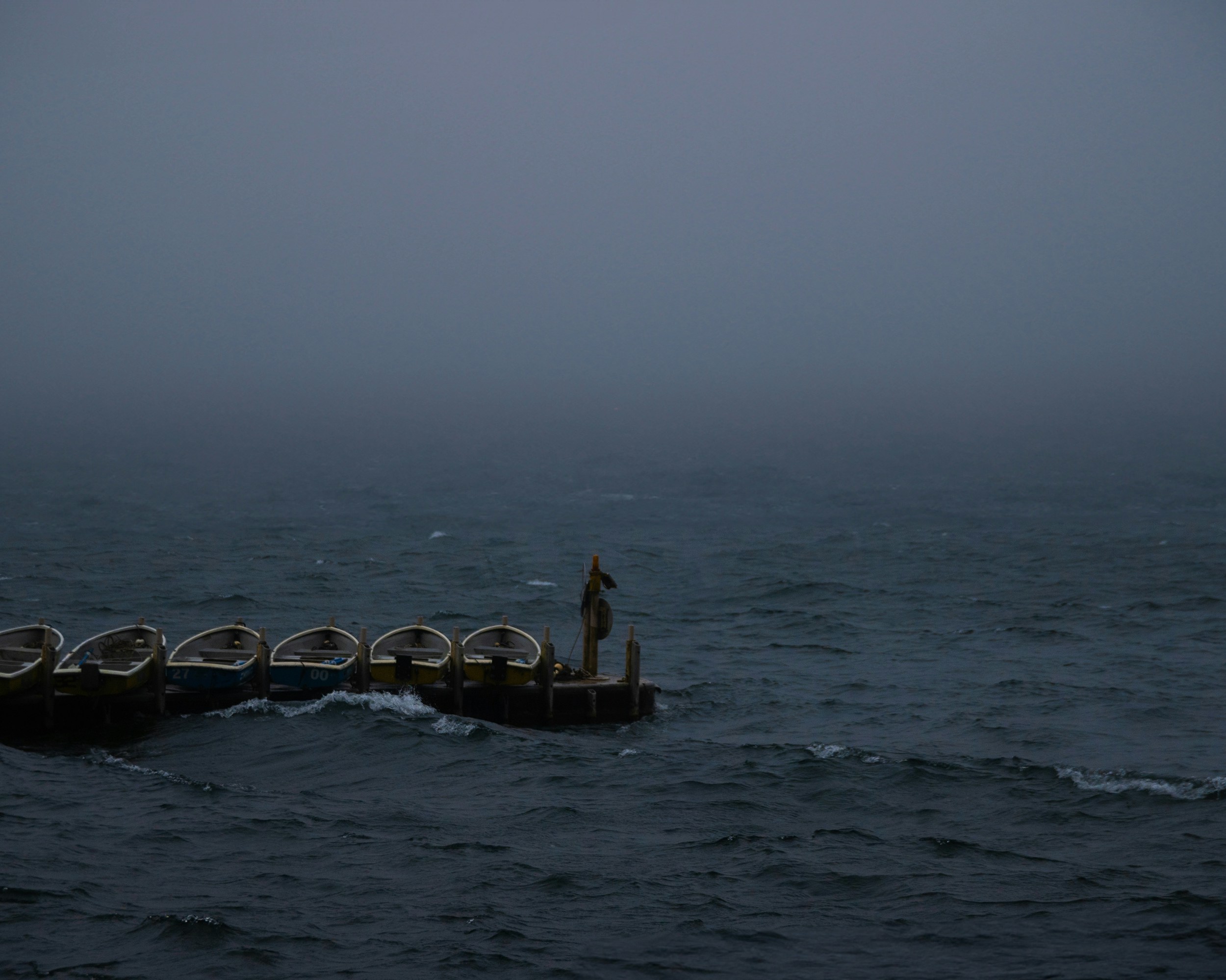 A man standing on a boat in the middle of the ocean photo – Free Hakone ...