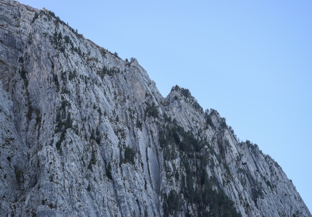 ein hoher Berg mit einem Himmel im Hintergrund