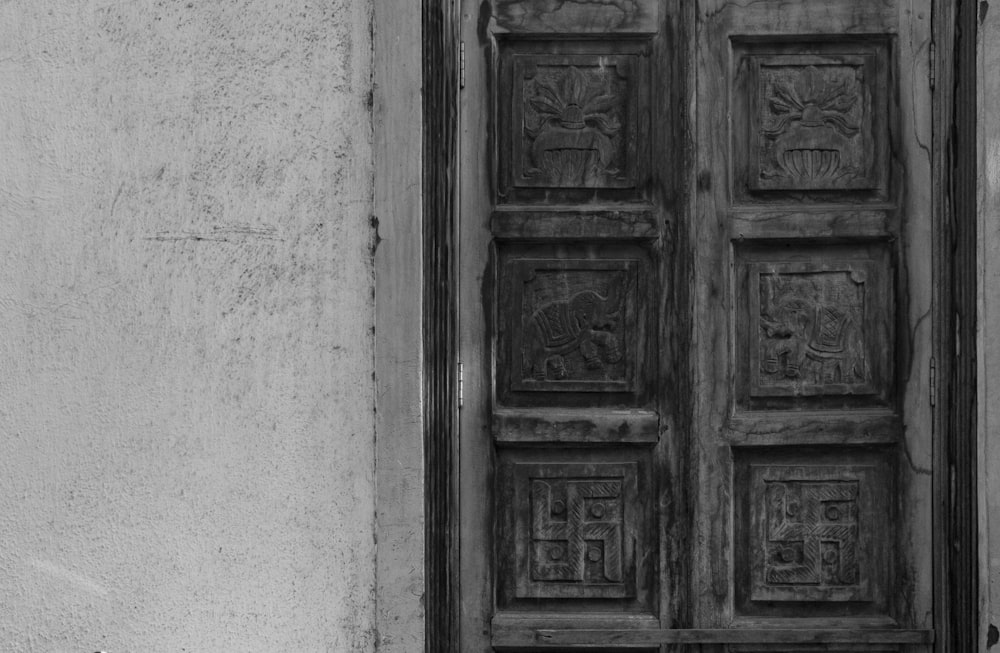 uma foto em preto e branco de uma porta de madeira
