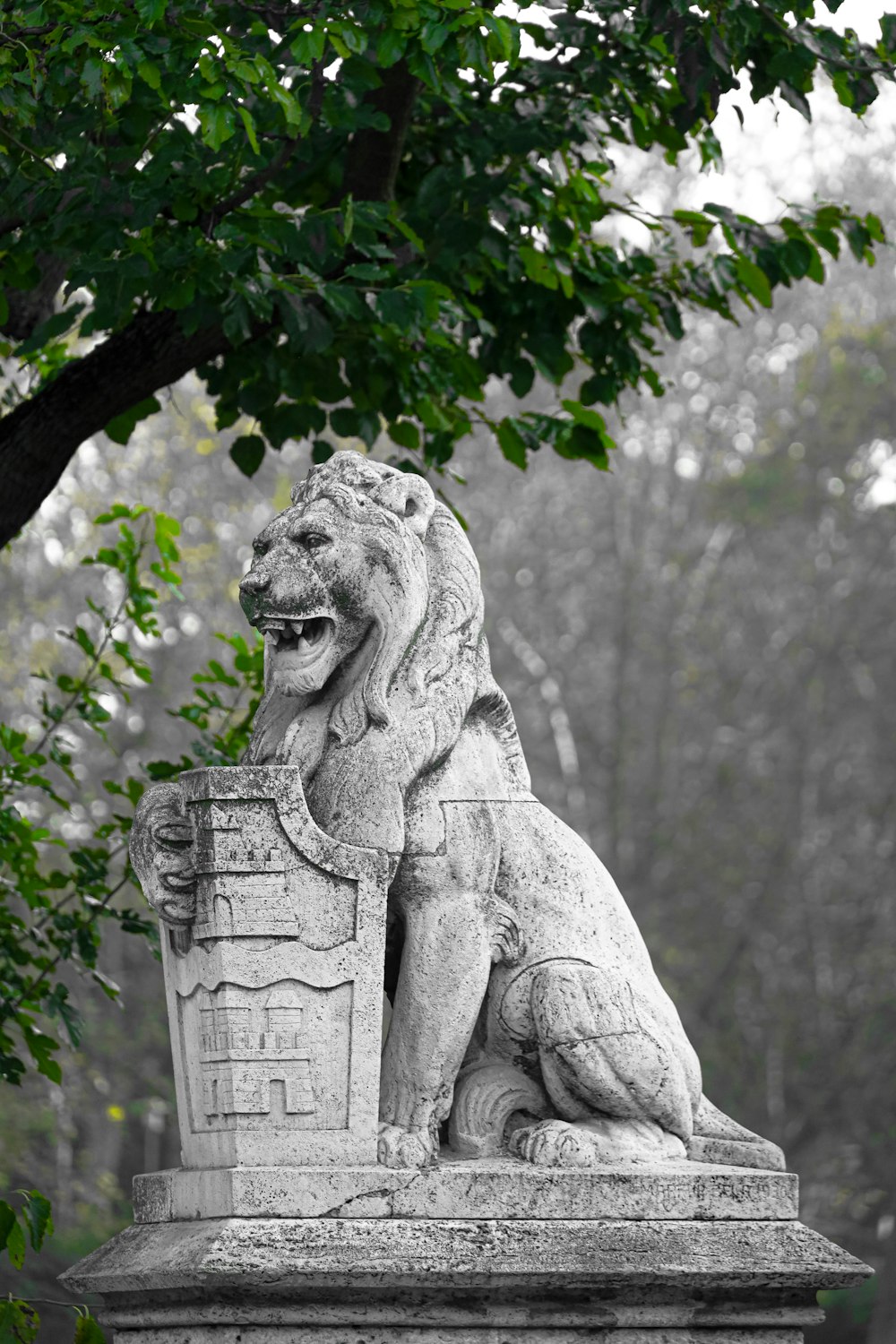 une statue d’un lion tenant un seau