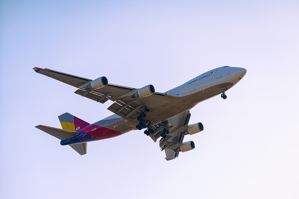 Un grande aereo di linea che vola attraverso un cielo blu