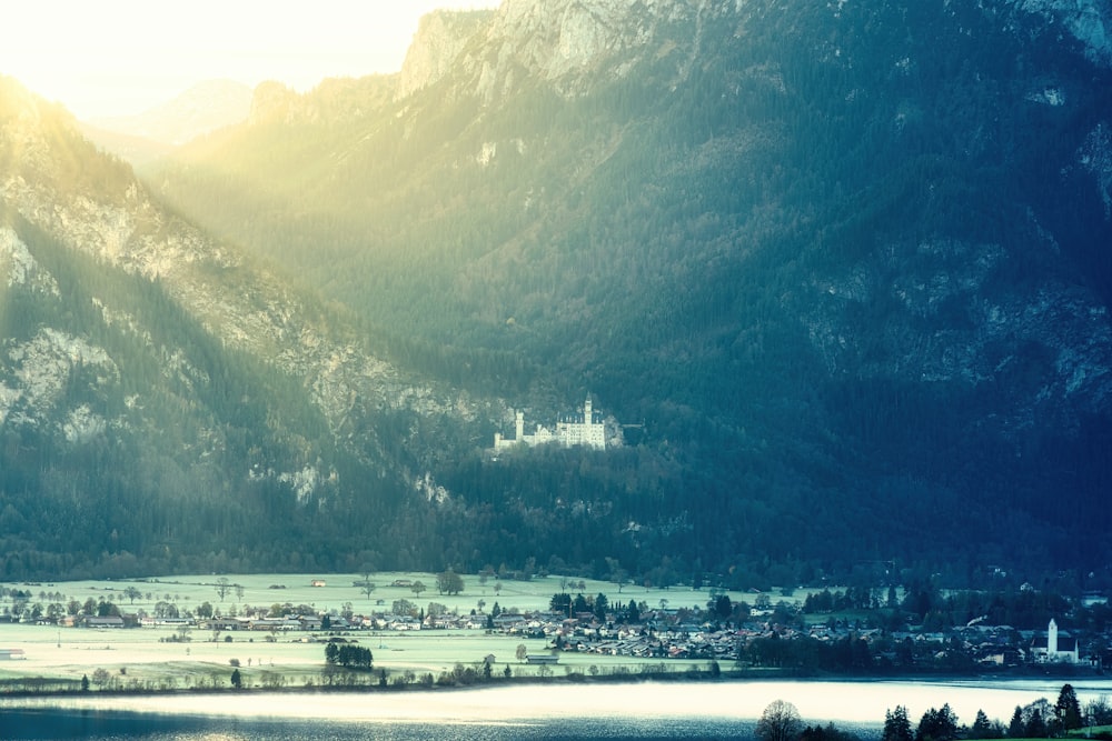 Ein malerischer Blick auf ein Schloss in den Bergen