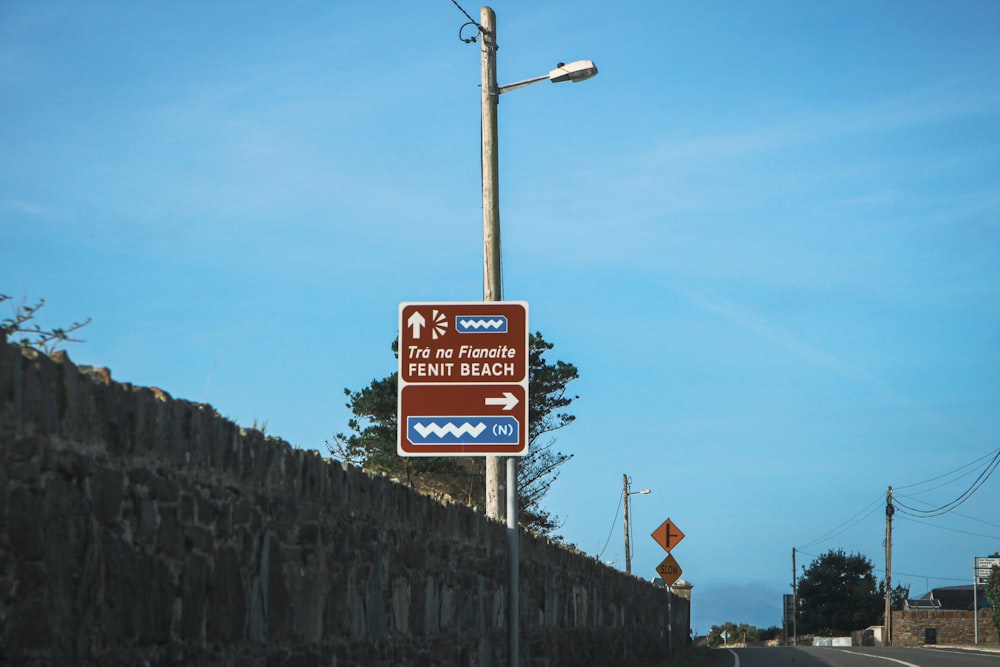 un cartello stradale sul ciglio di una strada