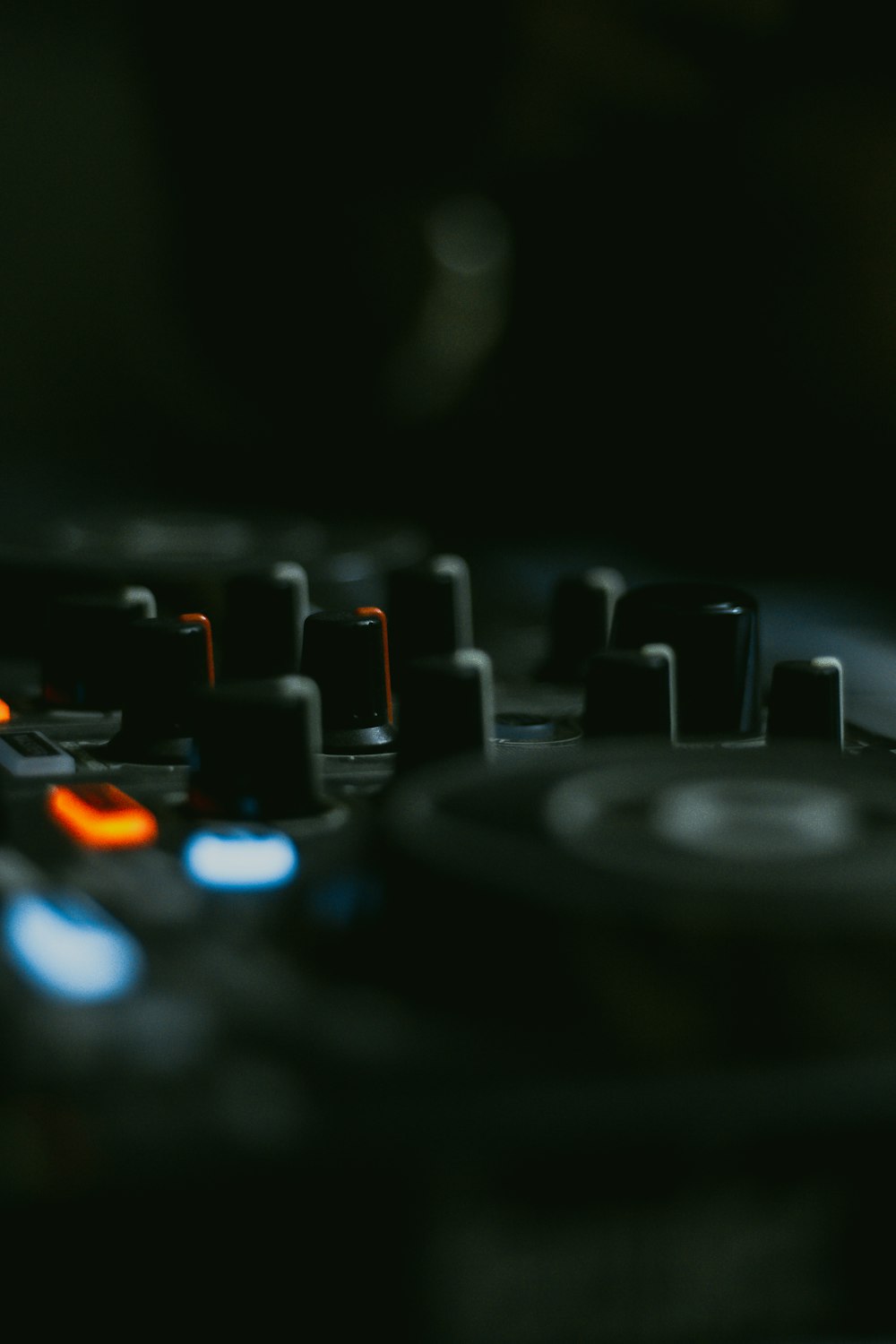 Eine Nahaufnahme des Plattenspielers eines DJs in einem dunklen Raum