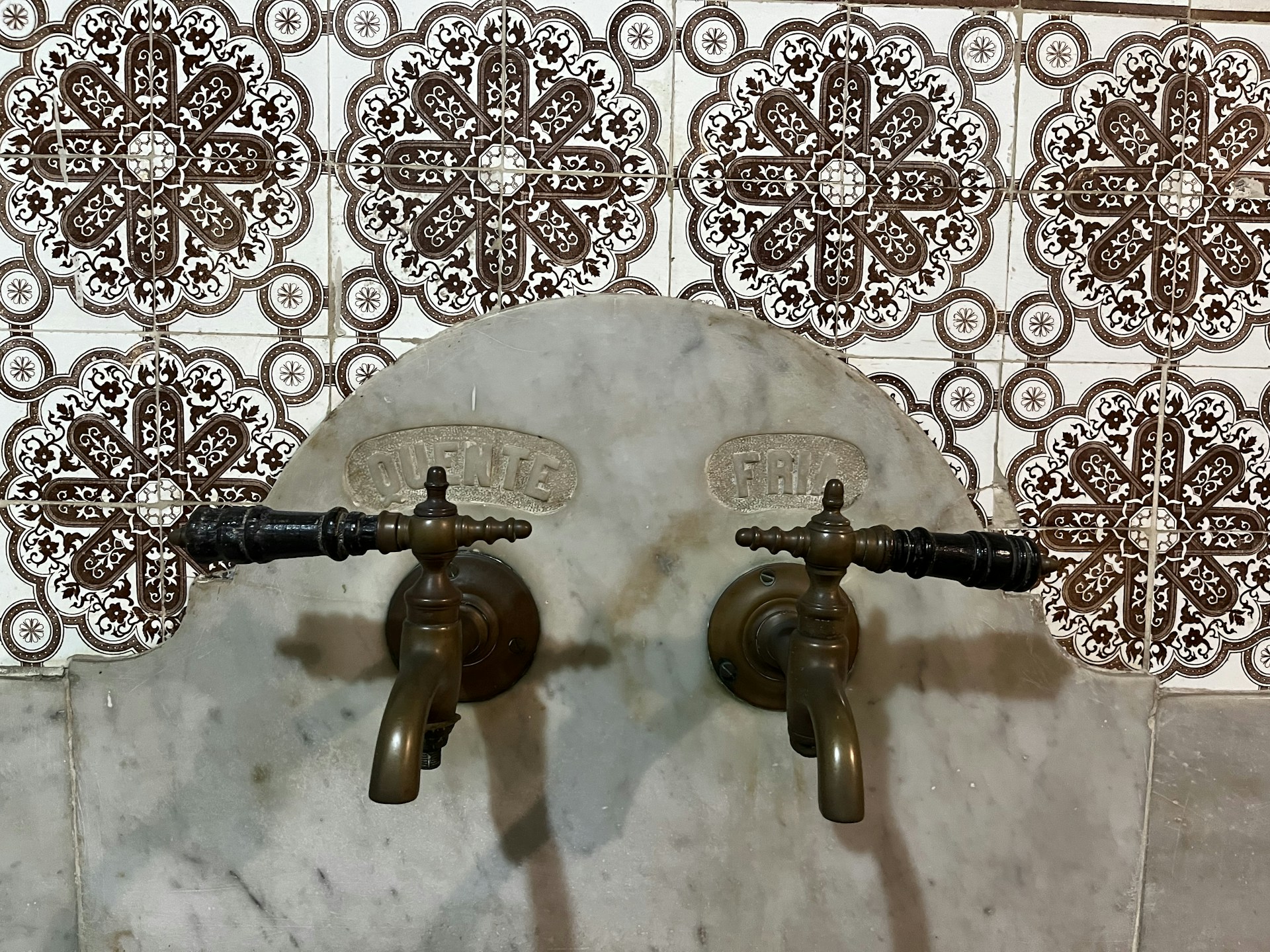 gray computer monitor