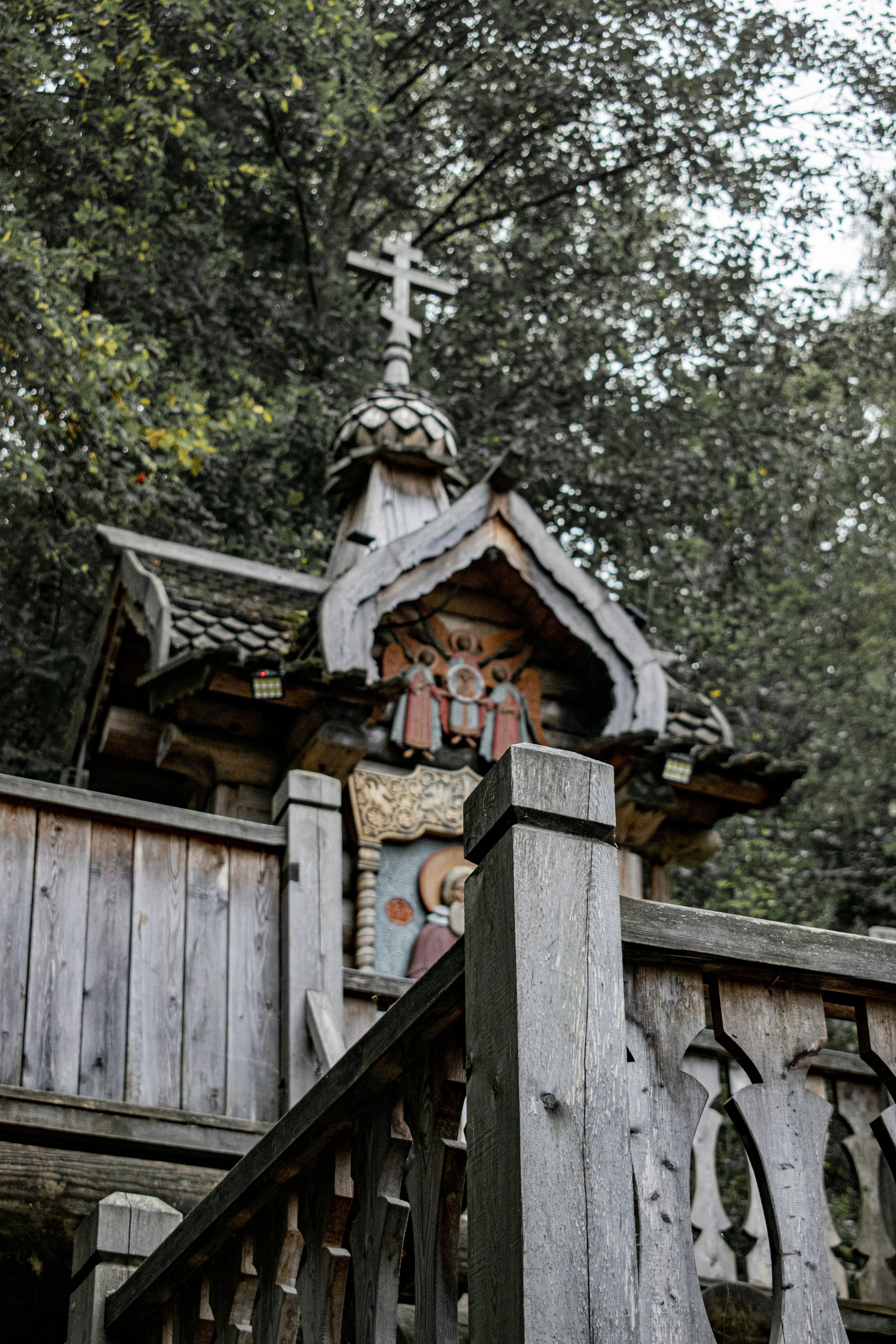 una iglesia de madera con un campanario y una cruz