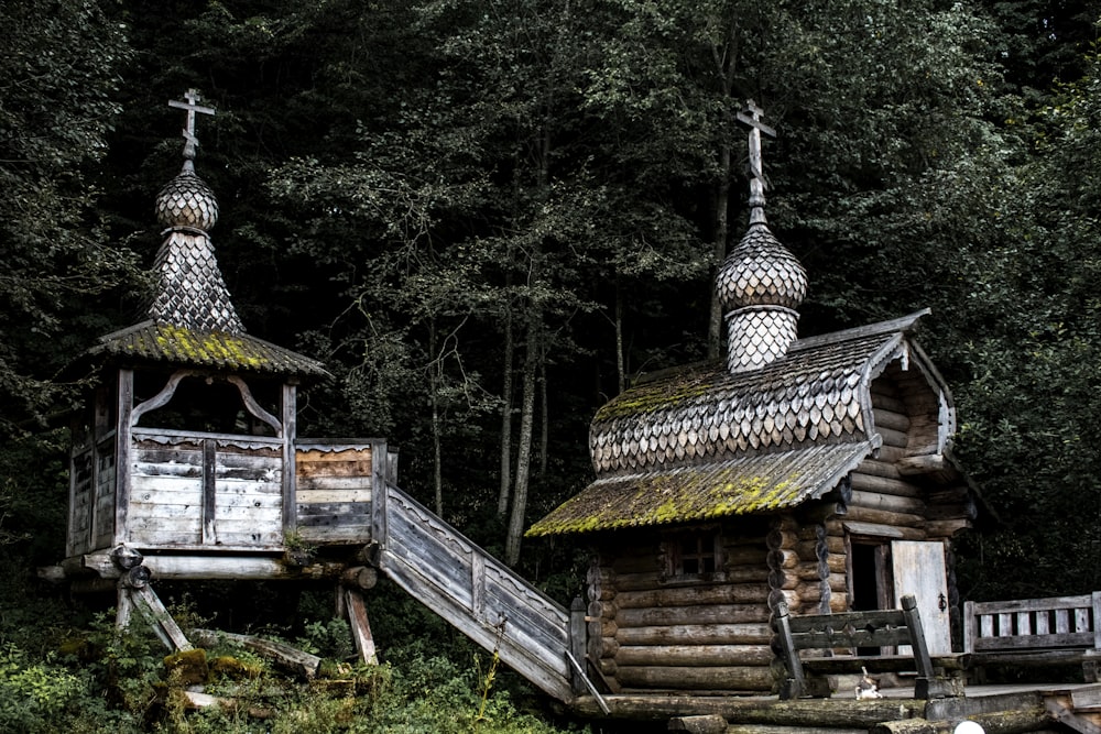 una antigua cabaña de madera con un campanario y un campanario en el techo