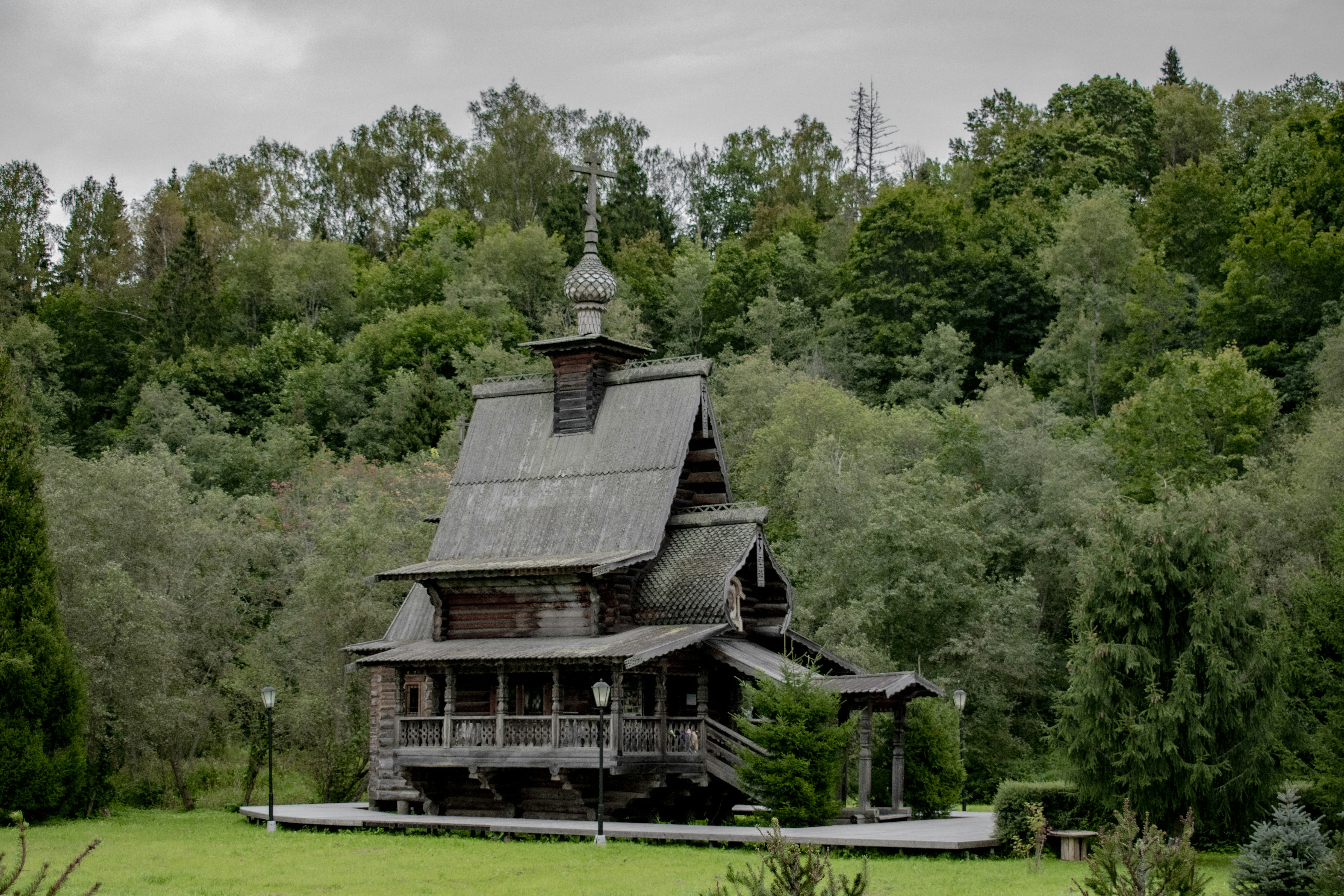 una vieja casa de madera en medio de un bosque