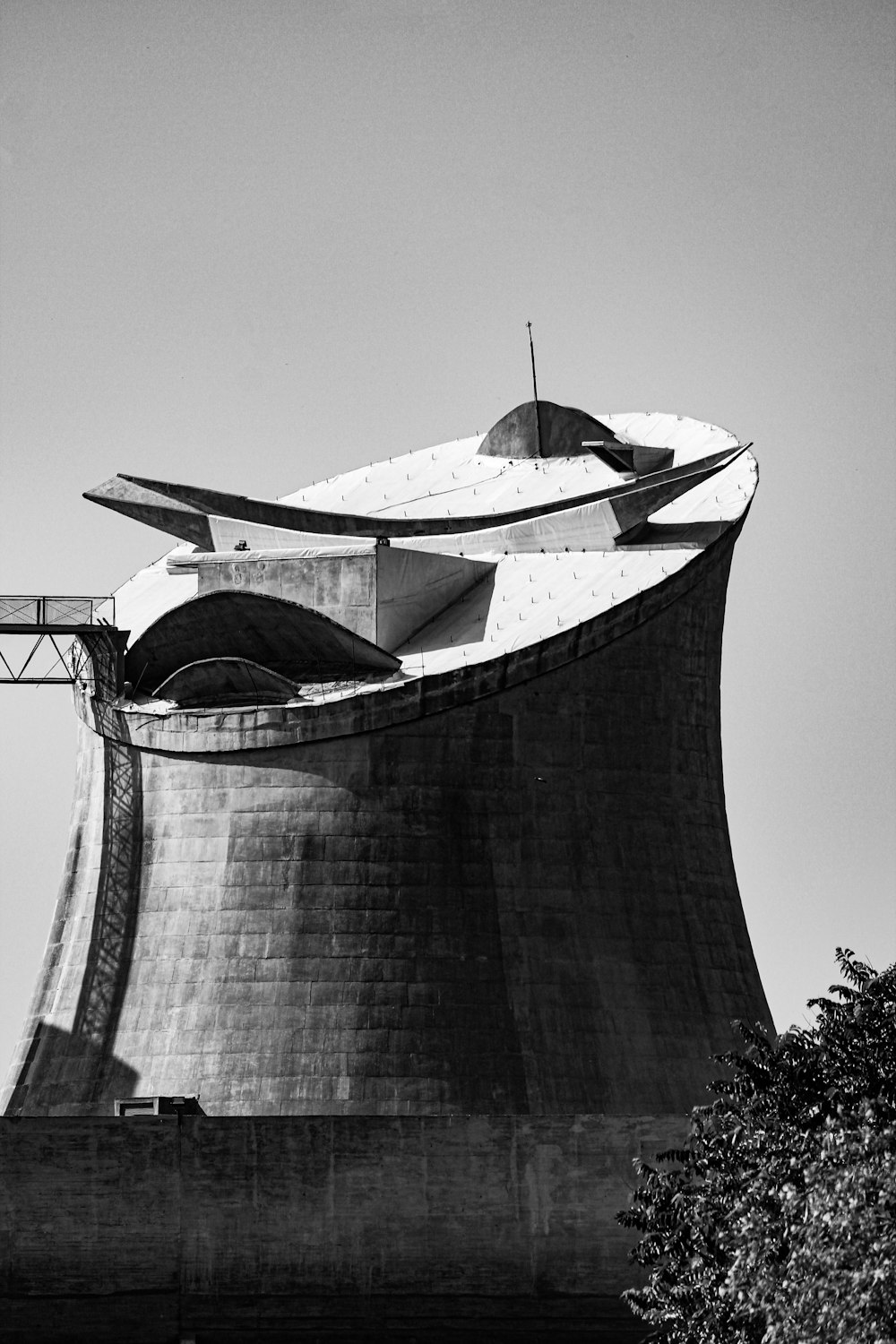 a black and white photo of a large building