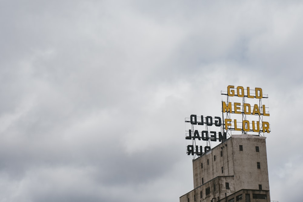 Un cartello in cima a un edificio che dice Gold Medal Pub