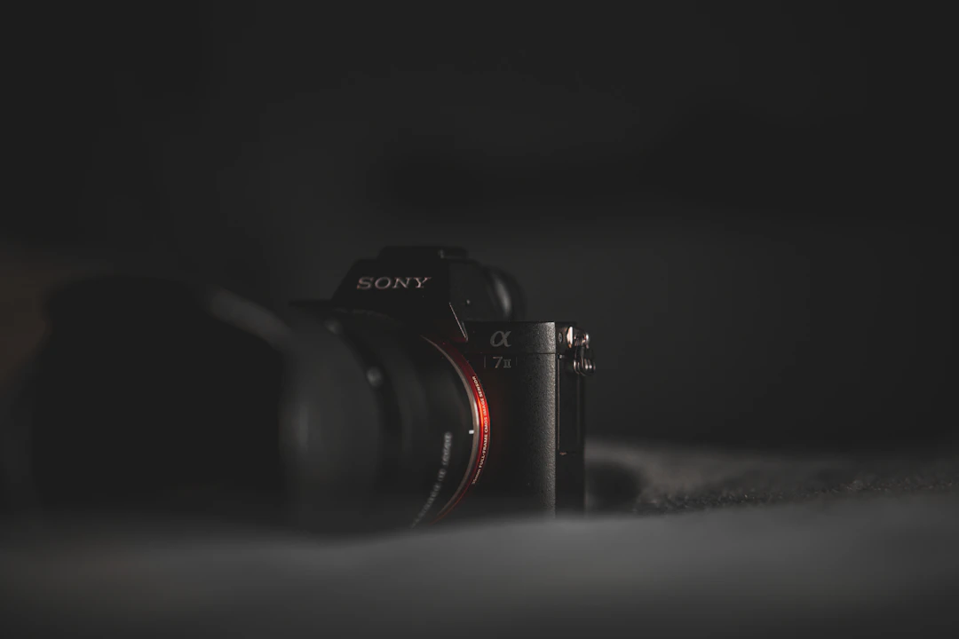 ベッドの上に置かれたSonyのミラーレスカメラ