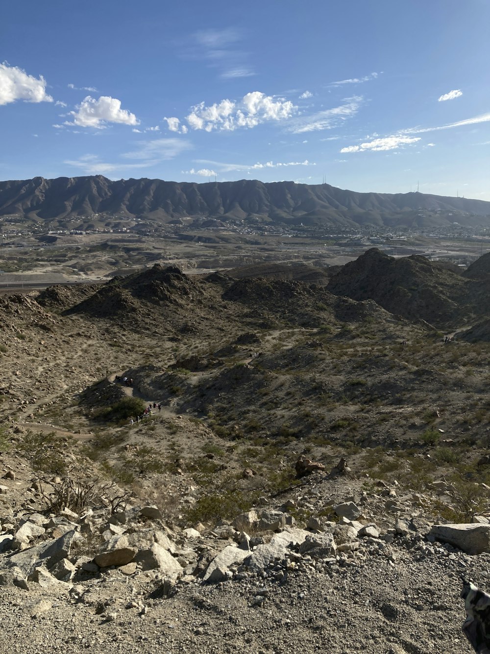 Una vista de una cadena montañosa en el desierto