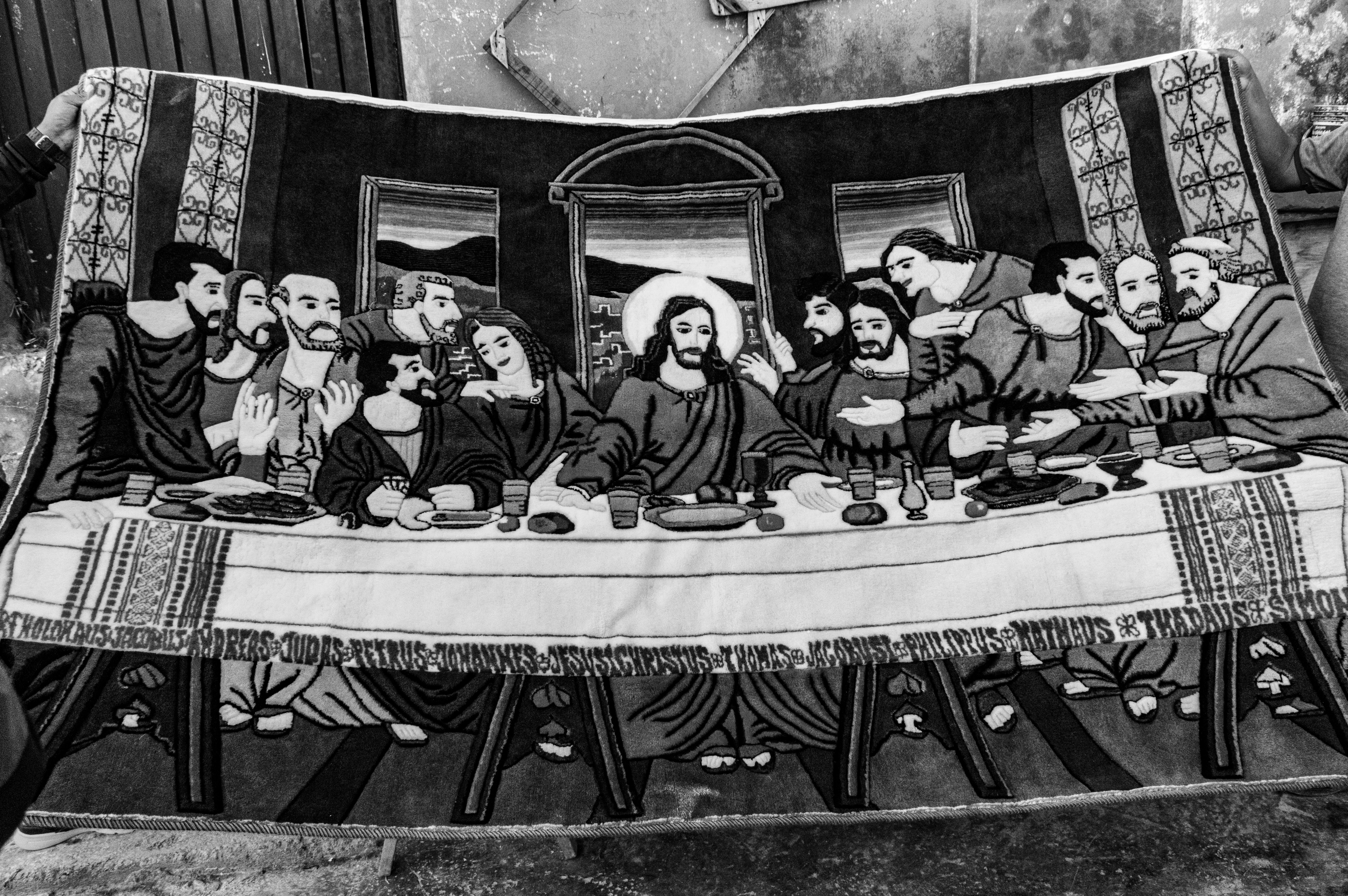 A black and white photo of the last supper of jesus photo – Free Woman  Image on Unsplash, image size:3000x1995