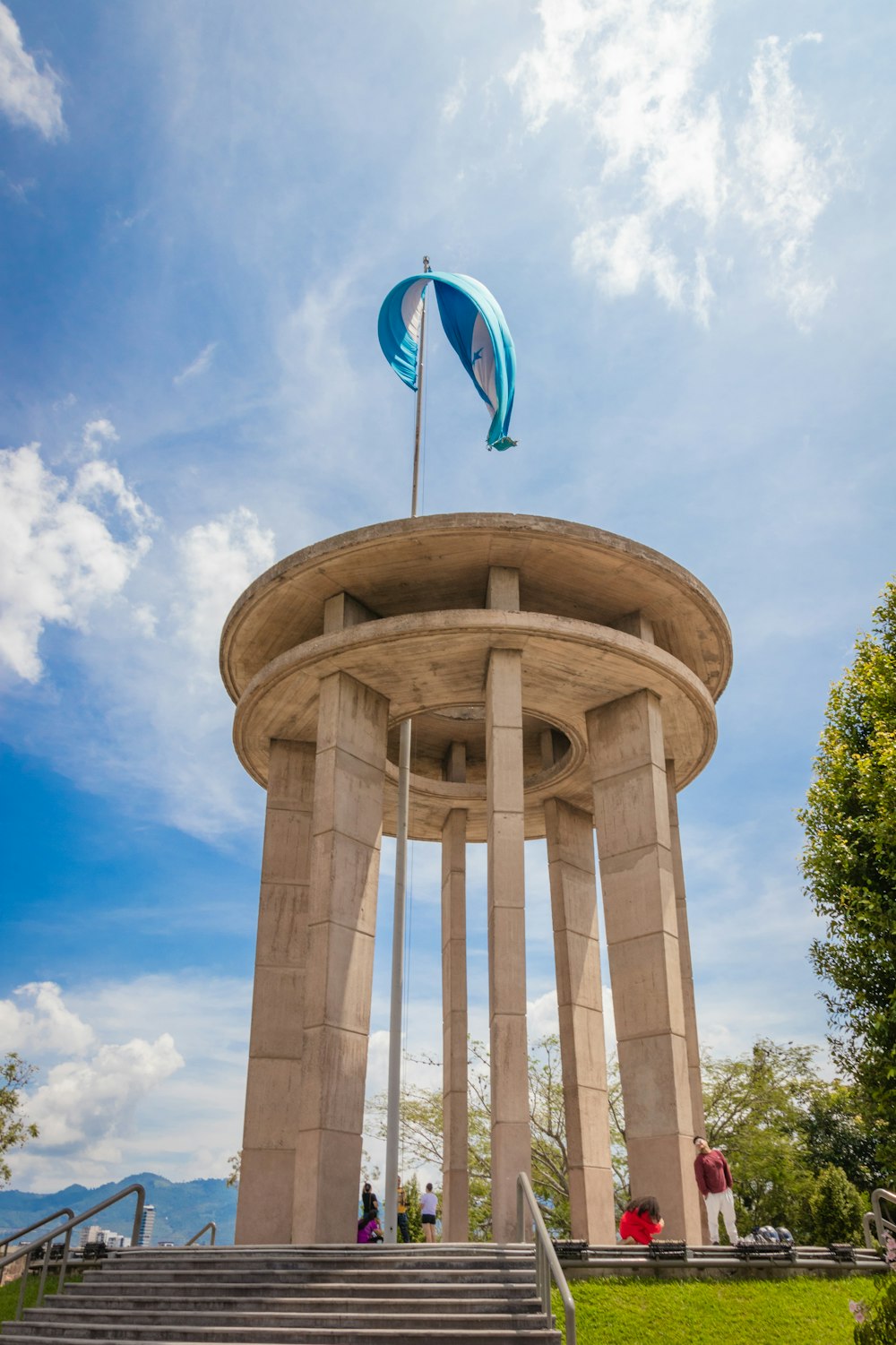 um monumento com uma bandeira em cima dele